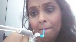 Telanjang, Desi Bhabhi Lagi Nikmatin Hookah Sambil Crot Di Mulut.