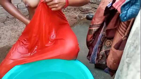Mandikan Tubuhmu Pakai Suara Hindi Panas, Rati Basah Kuyup Di Kamar Mandi Terbuka