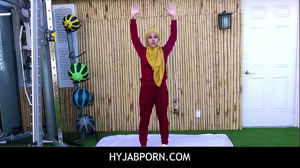 Ngentot Habis-habisan Trainer Gym Sama Klien Arab Eksotis, Hijab Robek, Muncrat Sampai Lantai!