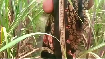 Ibu Tiri Dan Anak Tiri Ngentot Di Luar Rumah Kampung, Basah Kuyup Kena Panas Terik