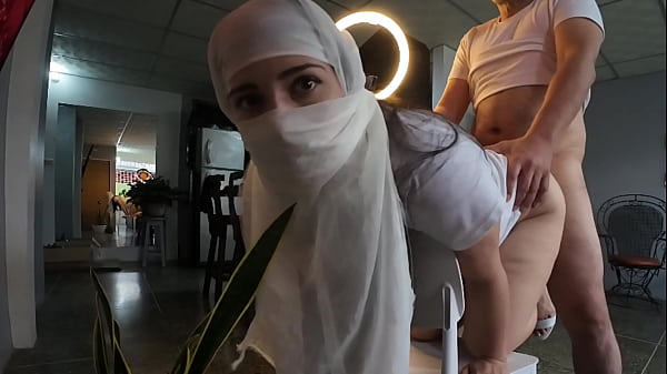 Ngentot Keras Sampe Crot Di Bokong, Cewek Religius Pake Hijab Makin Liar Pas Hookup