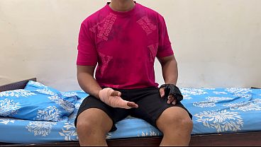 Ibu Tiri Ngebantu Anak Tiri Yang Luka Buat Mandi, Malah Godain Dia. Akhirnya Ngisep Kontolnya, Sebelum Digenjot Keras.