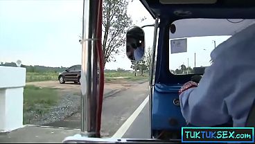 Ibu-ibu Thailand Abal-abal Dipanggil Dari Pinggir Jalan, Langsung Digebah Di Mobil.