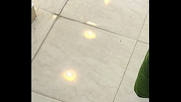 شرموطة مصرية نار، صاحبة البيت بتنفتح على سباك وصاحبه، كلام سيكسي هيّج، صوتها واضح وجسمها لبن وسخ، تتناك قدامهم.