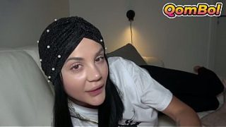 Ngen*****in Adek Tiri Turki Berjilbab, Elnaz, Sambil Mainin Rambutnya Yang Basah Keringetan.