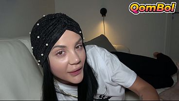 Ngen*****in Adek Tiri Turki Berjilbab, Elnaz, Sambil Mainin Rambutnya Yang Basah Keringetan.