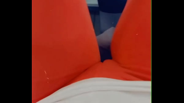 Live Dari Gym, Celana Ngepres Bikin Becek, Kontol Keliatan