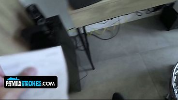 Gadis Latin Remaja Menggoda Ayah Tirinya Dengan Tubuh Mulusnya Yang Bikin Nafsu Naik.