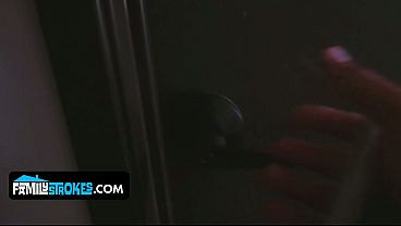Goyangin Bokong Gede Kakak Tiri Layla London Biarin Adik Tiri Ngebut Di Memek Sempitnya Yang Basah Kuyup