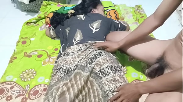 Ngentot Bu Ratna, Istri Sange Yang Lagi Kesepian, Butuh Kontol Panas Buat Ngisi Lubangnya Yang Basah Kuyup.