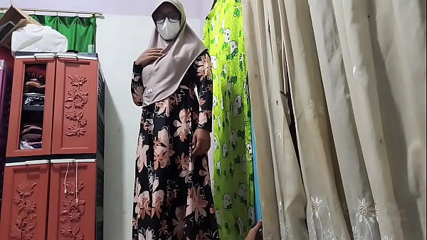 Bu Guru Ngeliat Muridnya Lagi Colmek, Langsung Ngajakin Crot Bareng Di Kelas