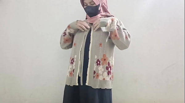 Gadis Berhijab Main Timun Sambil Crot-crot Sendiri