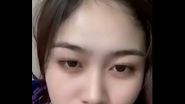 Cewek Indonesia Live, Goyang Senggol Bikin Keluar Keringet Dingin, Bibir Merah Merekah Nahan Desahan Nikmat