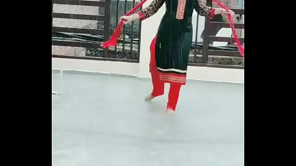 Tarian Desi Vigo, Goyang Ngebut Bikin Basah Makin Pengen Digituin.