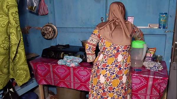 Ngentot Istri Temenku Yang Lagi Asik Masak, Sambil Bau Dapur Bikin Makin Greget