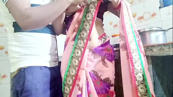 देसी भाभी बर्तन धो रही थी, तभी उसका हॉट देवर आया और बोला, “भाभी तेरी चूत चाहिए, देगी क्या?”—हिंदी में गंदी आवाज़ के साथ।