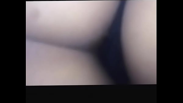 بنت عربية ناضجة تبين كسها وطيزها العريض بأسلوب فاجر