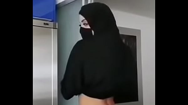 Gostosa Montada Com Tetas Gigantes Lepa Hijab Dan Goyangin Bokong Sambil Striptis Liar