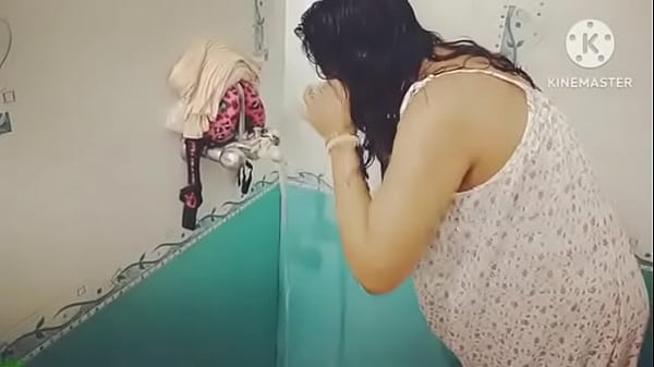 Desi Lagi Mandi, Basah Kuyup, Siap Digoyang Brutal.
