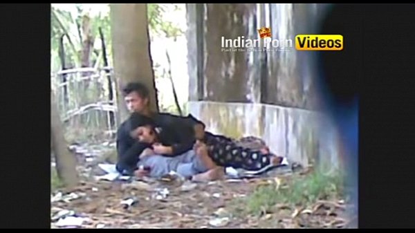 Ngentot Di Luar Sama Pacar, Cewek Desi Ngocok Kontol Sampai Crot – Video Bokep India