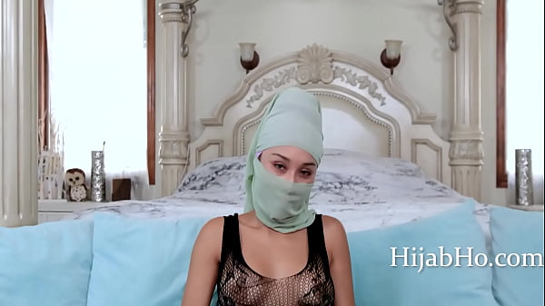 Ibu Tiri Berhijab Bikin Mending – Cali Lee, Gerakan Tubuhnya Bikin Mendingin