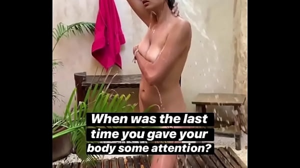 Desi Cewek Seksi Mandi Di Luar, Bikin Ngilu Lihat Tubuh Basah Kena Guyur