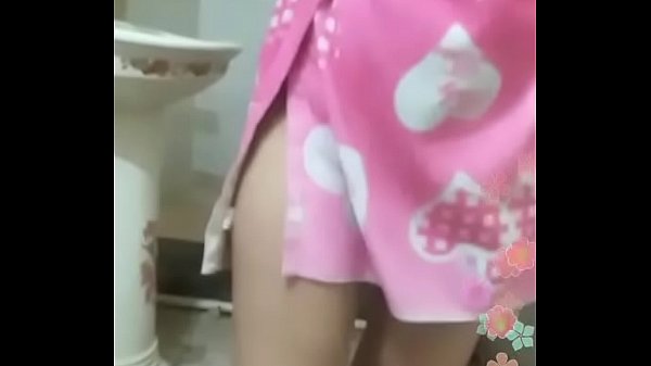 Desi Mandi, Aduh Kena Colok Sama Si Keras Di Balik Tirai Basah