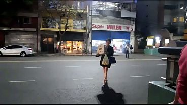 Di Tengah Pandemi Yang Bikin Makin Pengap, Sambil Nge-rock And Roll Panas, Pas Lagi Karantina Total, Nyonya Temenku Yang Seksi Banget Jalan Ke Supermarket, Keluar Masuk Lorong-lorong, Dan Dia Punya Dua Tipe Cowok Buat Digebet—siapa Yang Berani?