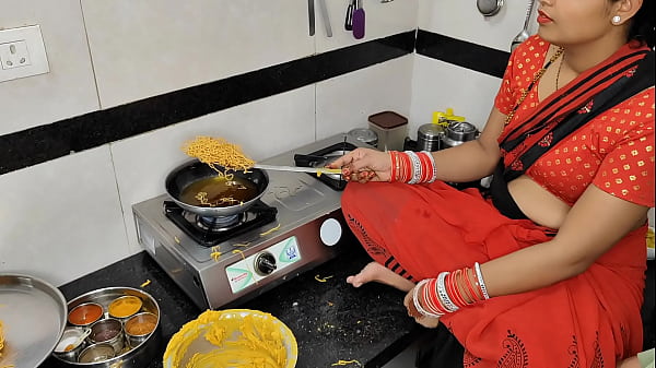 Komal Lagi Bikin Gorengan Pas Diwali, Si Adik Ipar Ngeloyor Mau Nyicipin ‘cemilan’ Panas Si Kakak Ipar Yang Bikin Meleleh.
