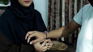 Raksha Bandhan Di Hari Suci, Hijab Terkoyak, Bokong Montok Si Kakak Tiri Muslim Digilas Kontol Keras Kakak Tiri Hindu