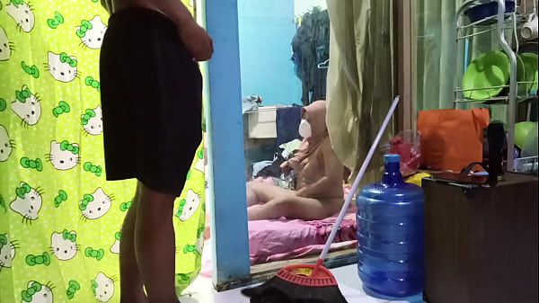 Ngentotin Istri Temen Yang Lagi Bejilbab Sambil Colmek Sampe Muncrat