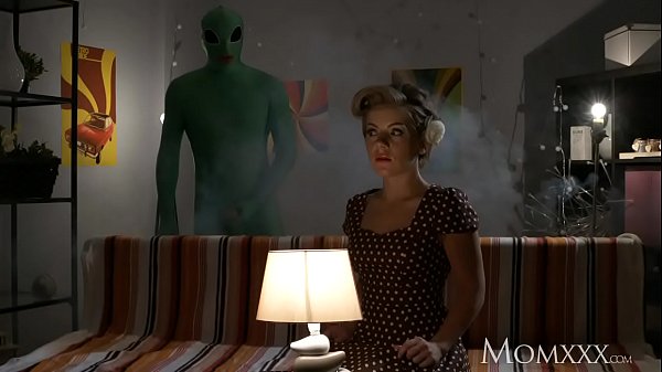 Mama Rumah Tangga Kesepian Dicolok Dalam-dalam Sama Alien Pas Malam Halloween.