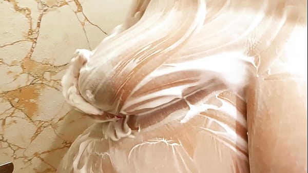 Desi Bhabhi Mandi Basah, Siap Digoyang Di Kamar Mandi.