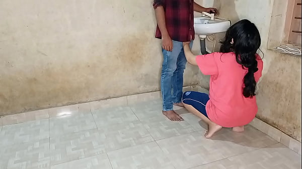 भाभी ने जवान प्लंबर की लटकती हुई लूली से अपनी चूत की भूख मिटाई! Xxx Plumber Sex हिंदी आवाज़ में चोदाई