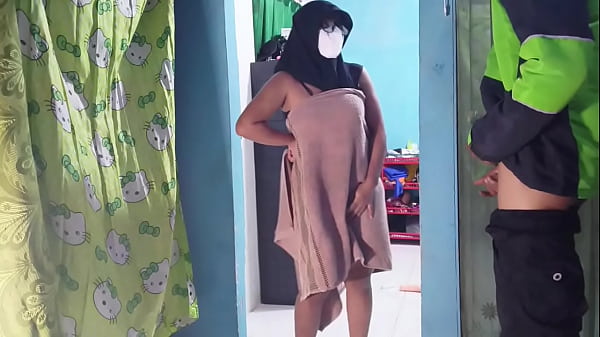 Kepergok Ojol Bawa Nasi Pas Tanganku Lagi Sibuk Mainin Kontol Sendiri