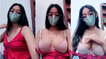Yasmine Live Pamer Belahan Toket Sampai Nampak Susu Montoknya Bikin Sange