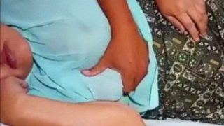 Anak Tiri Mainin Ibu Tiri Yang Lagi Pura-pura Tidur, Sambil Ngeremas-ngeremas Tubuhnya Yang Seksi.