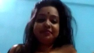 Gadis India Manis Pamer Pantat Montok Sambil Jari-jari Mainin Memek Basah