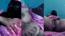 Ibu Guru Ngaji Yang Lagi Sange, Tangannya Sibuk Colmek Di Kelas.