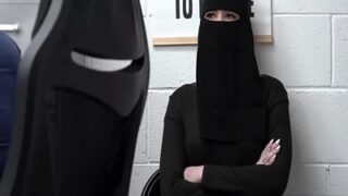 Seorang Maling Cewek Pakistan Dihukum Di Amerika, Bokongnya Digebukin Sambil Merintih Penuh Nafsu.