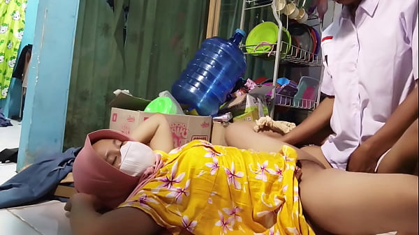 Ibu Tiri Ngajak Ngentot Pas Mau Berangkat Sekolah, Bikin Makin Tegang.