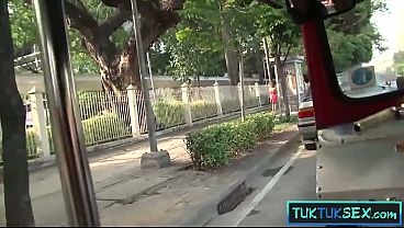 Tuk Tuk Jemput Tante Lokal, Langsung Naik Ke Kontol Gede Sampe Njerit