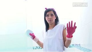 Pembantu Hotel Sarung Tangan Karet Bungkukin Badan Sambil Ngepel Shower, Siap Digojlok Dari Belakang