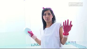 Pembantu Hotel Sarung Tangan Karet Bungkukin Badan Sambil Ngepel Shower, Siap Digojlok Dari Belakang