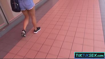 Cewek Thailand Amatir Digebet Di Tuk Tuk Langsung Digiring Ke Hotel, Siap Digocok Habis-habisan.