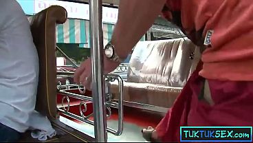 Cewek Thailand Montok Seksi Digebet Di Tuk-tuk, Langsung Digaruk Nafsu Bejat Sampai Meraung-raung.