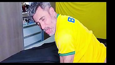 Arab Datang Ke Brasil Dan Membanjiri Lubang Pantat Si Bapak Besar Brasil Dengan Air Mani Panas (teaser)