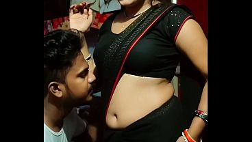Desi Bhabhi Saree Navelnya Bikin Makin Pengen Dijilat, Romantisme Basah Di Balik Kain Tipis.