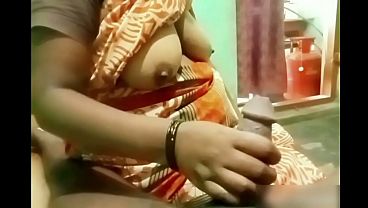 Ngentotin Tangan Mami India Di Kontol Bocah, Bikin Muncrat Sampai Kejang