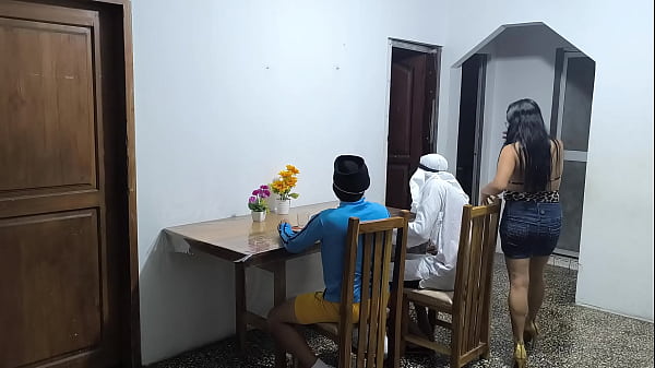 Gue Si Latin Dan Temen Arabnya Lagi Dinas Ke Kolombia! Si Latin Gila Itu Ngencengin Pelayan Cakep Yang Nyodorin Minuman, Sampe Meringis Keenakan.